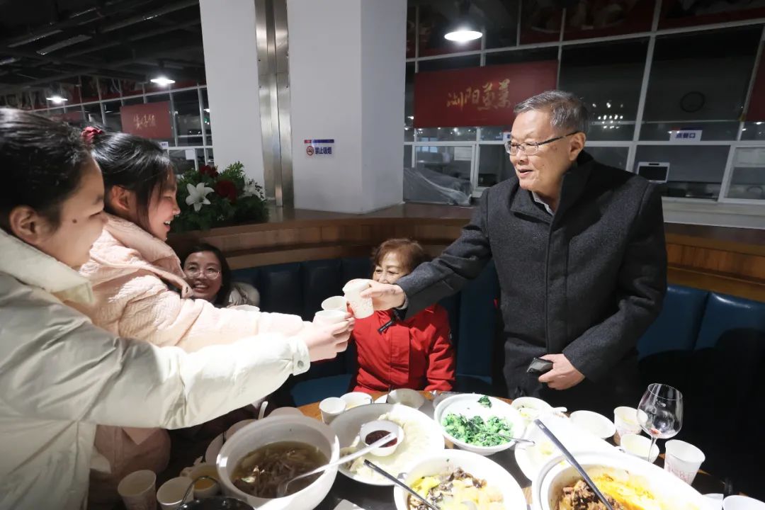 GA黄金甲智能董事长何清华与留厂员工一起过大年！
