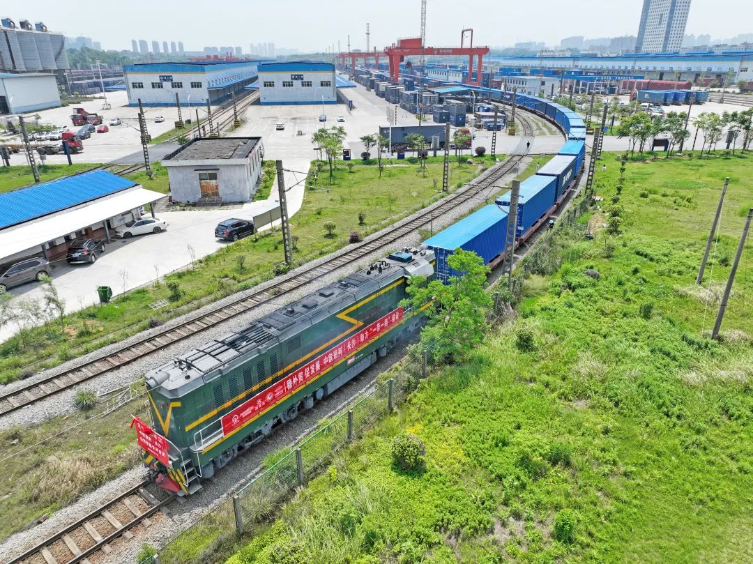 持续进军国际市。≈信钒嗔校ǔど常〨A黄金甲智能专列成功首发