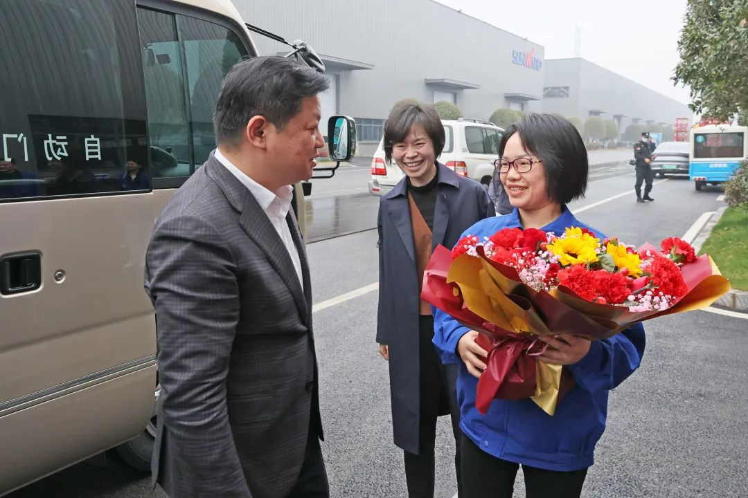 付旭明慰问GA黄金甲智能市三八红旗手并督导安全生产工作