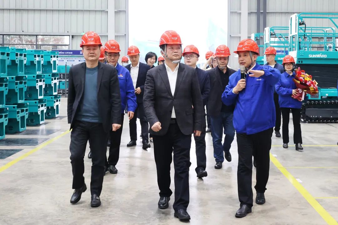 付旭明慰问GA黄金甲智能市三八红旗手并督导安全生产工作