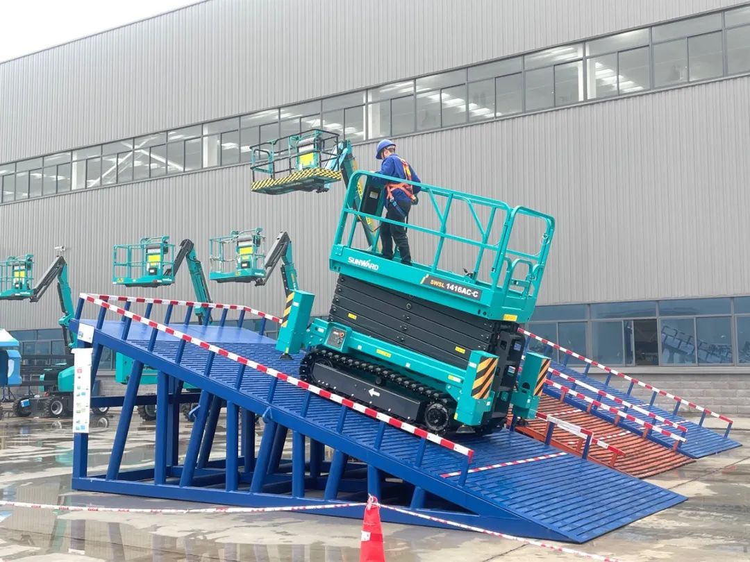 出厂即“出道”！GA黄金甲智能首款履带剪叉式高空作业平台批量上市
