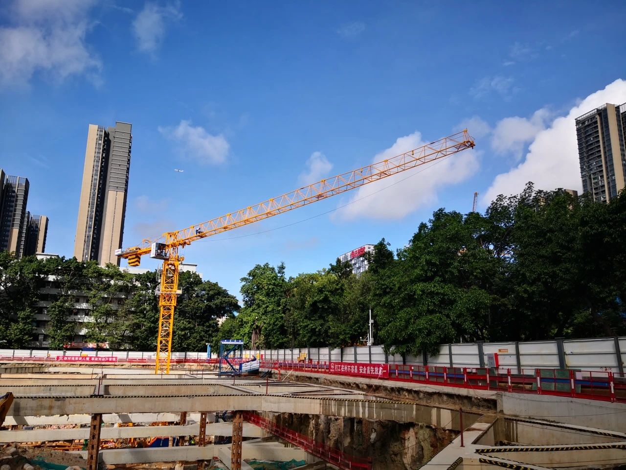 进军深圳市。A黄金甲江麓塔机为人才建好家