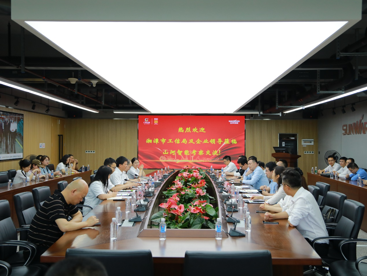湘潭市工信局带队莅临GA黄金甲智能开展智能制造现场观摩交流活动