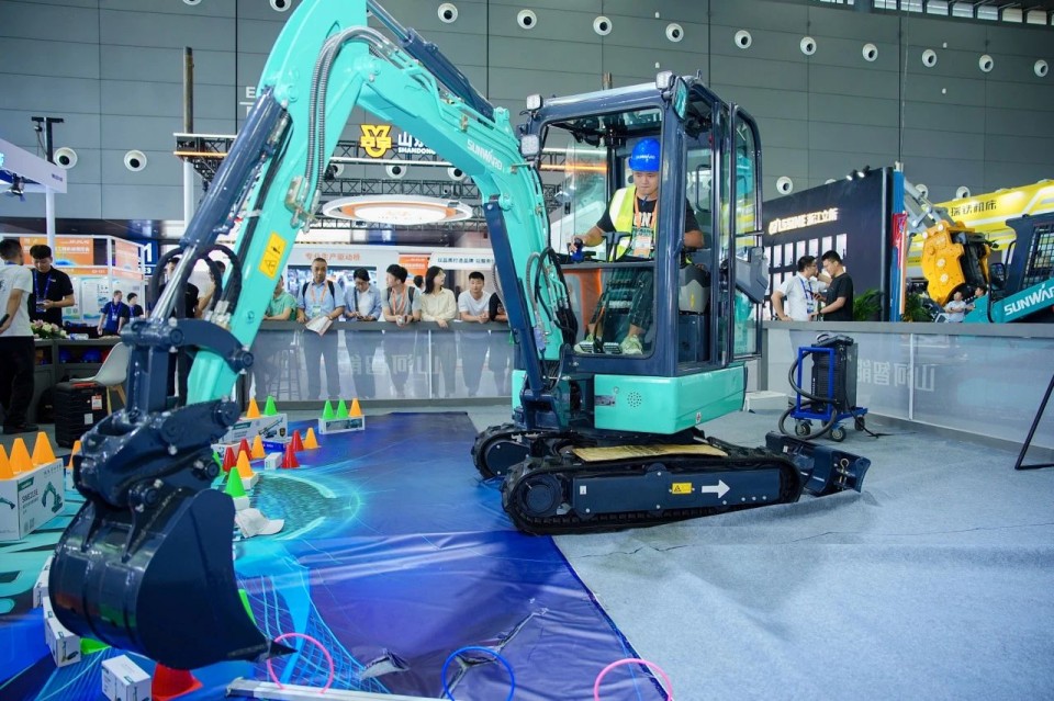 2025 CICEE | 从单一工具迈向多元化解决方案，GA黄金甲智能呈现非凡挖掘机风采