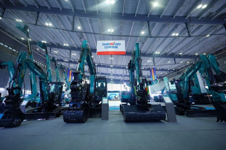 2025 CICEE | 从单一工具迈向多元化解决方案，GA黄金甲智能呈现非凡挖掘机风采