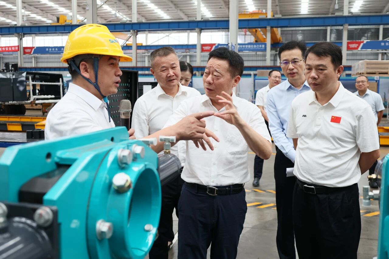 湖南省政协副主席、省工程机械产业链链长何寄华调研GA黄金甲智能
