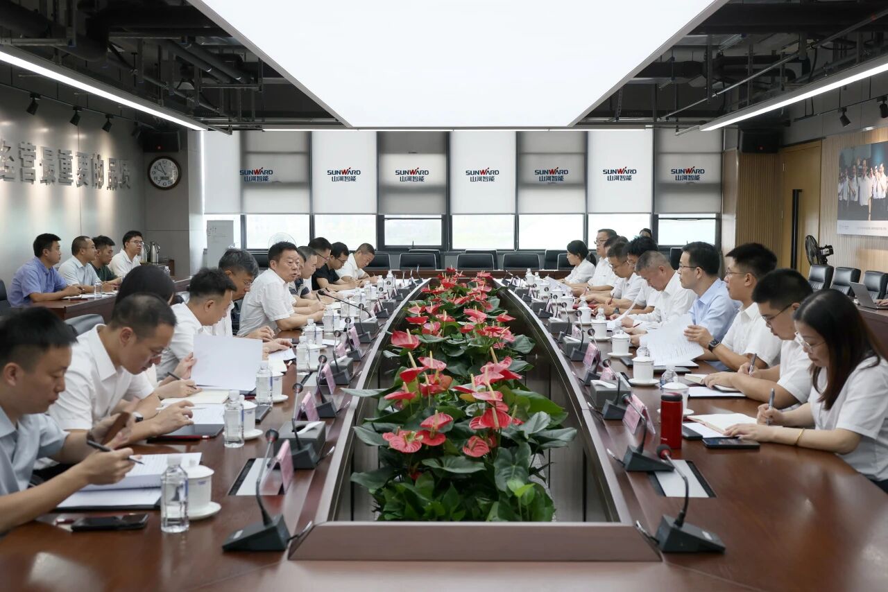 湖南省政协副主席、省工程机械产业链链长何寄华调研GA黄金甲智能