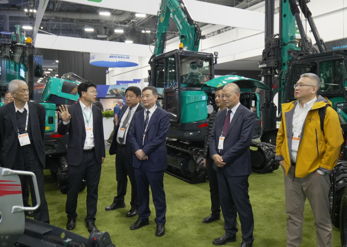 2026美国拉展 | 中国工程机械工业协会会长苏子孟一行到访GA黄金甲智能展位